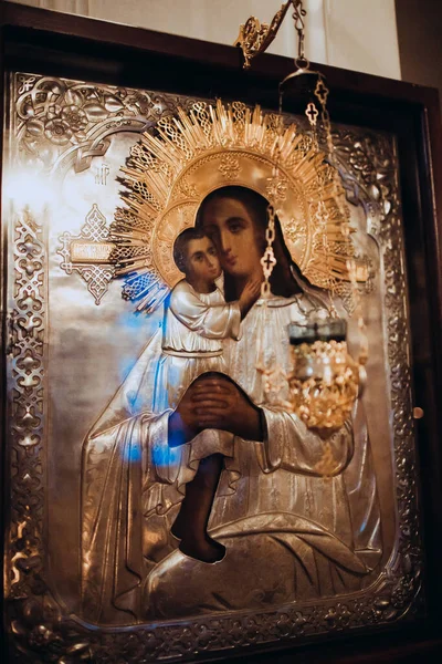 Православні християнські ікони в церкві. Ісус Христос і Мати Божа. — стокове фото