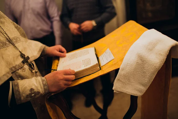 Ortodox keresztény pap és Szent Biblia a templomban. Vízkereszt szertartás. — Stock Fotó