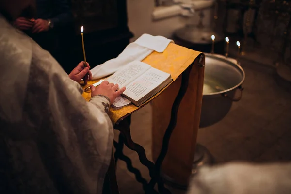Sacerdote Cristiano Ortodoxo y Santa Biblia en la iglesia. Rito de ceremonia de la Epifanía. —  Fotos de Stock