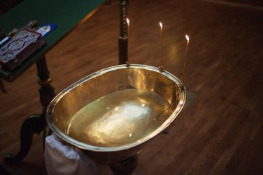 Kilisedeki Ortodoks Hıristiyan gereçleri. Tezahür töreni ayini ve mumlarla yazı tipi.