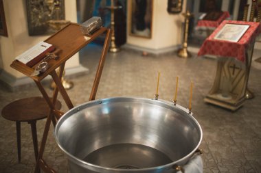 Kilisedeki Ortodoks Hıristiyan gereçleri. Tezahür töreni ayini ve yazı tipi.