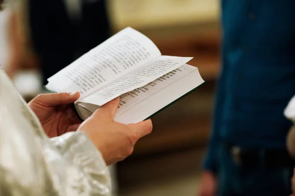 Sacerdote Cristiano Ortodoxo y Santa Biblia en la iglesia. Rito de ceremonia de la Epifanía. —  Fotos de Stock