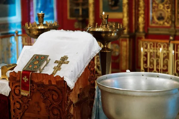 Cruz Cristiana Ortodoxa, Santa Biblia y utensilios en la iglesia. Rito de ceremonia de la Epifanía. —  Fotos de Stock