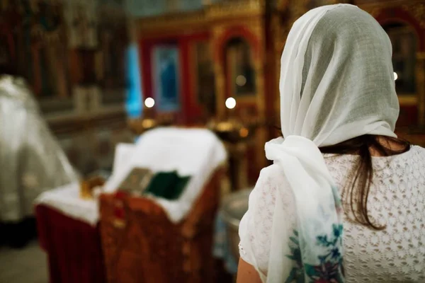 Pravoslavný křesťanský farník modlící se v kostele. — Stock fotografie
