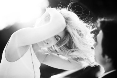 Düğün çifti gelin ve damat sonsuza dek siyah ve beyaz imaj