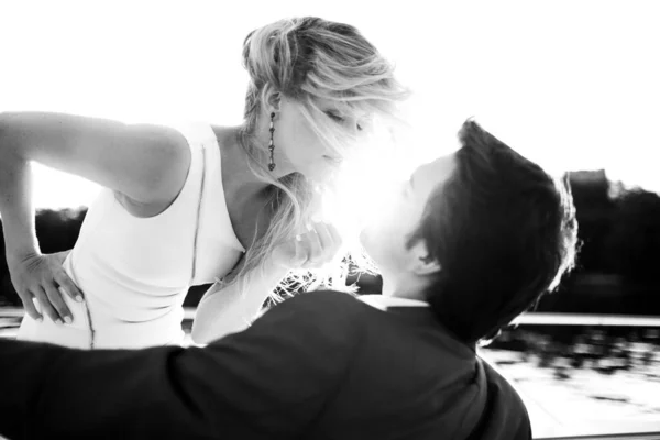 Boda pareja novia y novio juntos para siempre imagen en blanco y negro — Foto de Stock
