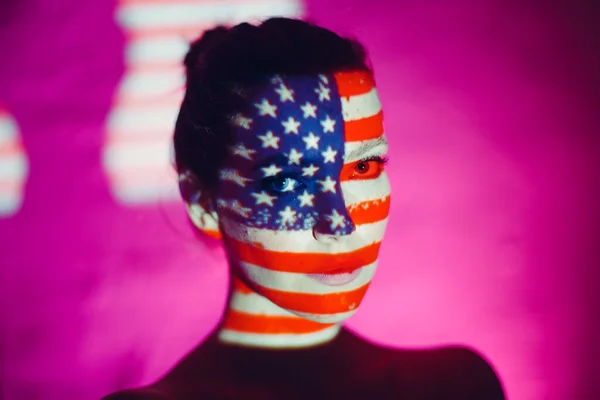 O tânără cu steag american pe faţă — Fotografie, imagine de stoc