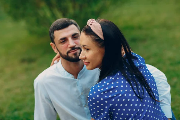 Jong volwassen vrouw en man paar picknick bij groen gras weide in park. — Stockfoto