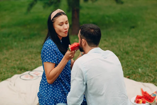 Giovane donna adulta e uomo coppia picnic a prato erba verde nel parco. — Foto Stock