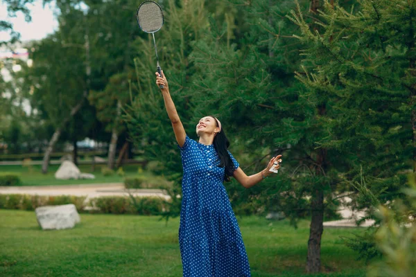 Giovane donna adulta che gioca a badminton nel parco — Foto Stock