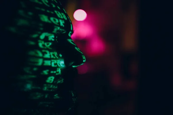 Молодой человек с буквами Джина на голове в темноте. — стоковое фото