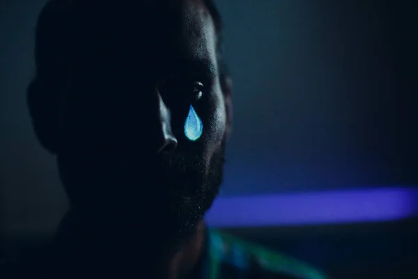 Llorando triste retrato de hombre con lágrimas en el ojo. — Foto de Stock