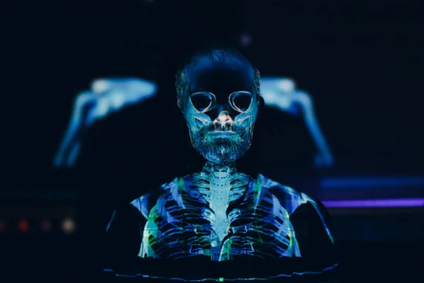 Calavera retrato esqueleto de hombre adulto en estudio — Foto de Stock