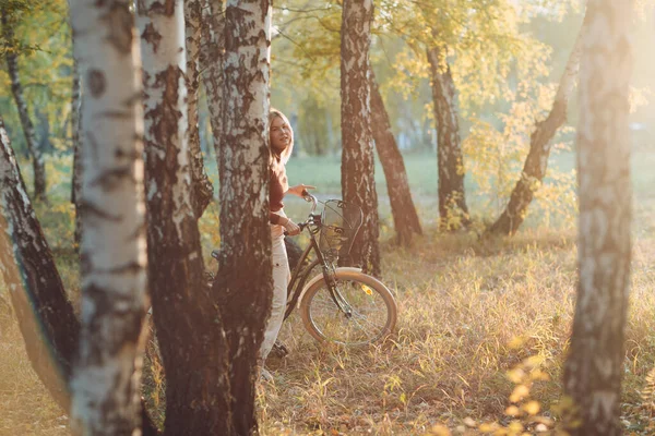 Happy active młoda kobieta jazda vintage rower w jesiennym parku o zachodzie słońca — Zdjęcie stockowe