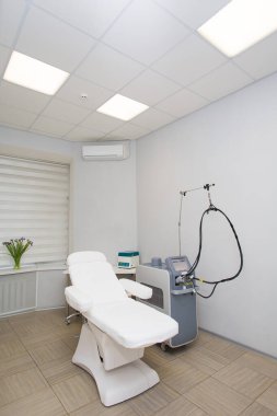 Modern kozmetoloji kliniğinde lazer epilasyon ekipmanı..