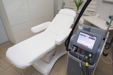 Modern kozmetoloji kliniğinde lazer epilasyon ekipmanı..