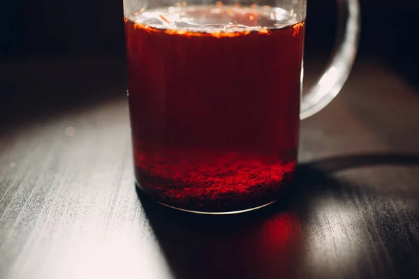 Copa de vidrio de té rooibos en mesa de madera —  Fotos de Stock