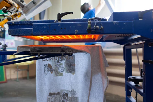 Oven kering untuk Serigraphy proses cetak layar sutra di pabrik pakaian. — Stok Foto