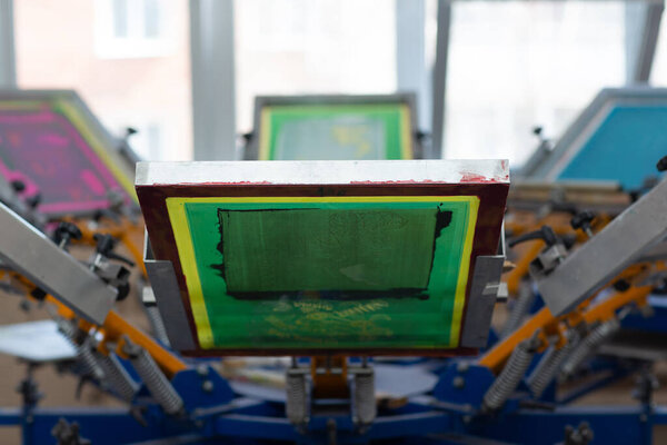 Карусель Рамка, squeegee и пластизол цвет краски Сериграфика шелкография шелкография процесс печати на швейной фабрике.