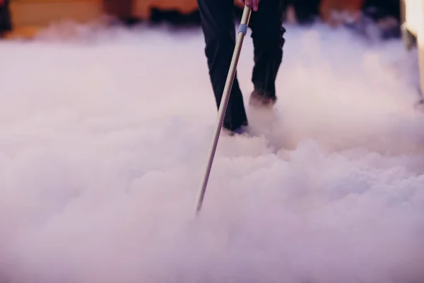 Сліпий чоловік з ходячою палицею йде крізь дим — стокове фото