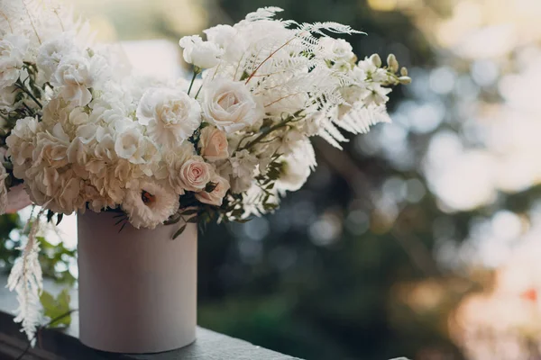 녹색 배경에 있는 판지로 만든 둥근 상자에 하얀 장미와 다른 하얀 꽃들 이 꽃다발을 이루고 있다 — 스톡 사진