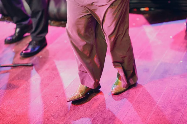 Close up Beine Clownsfüße mit lustigen Stiefeln Schuhe und Hosen — Stockfoto