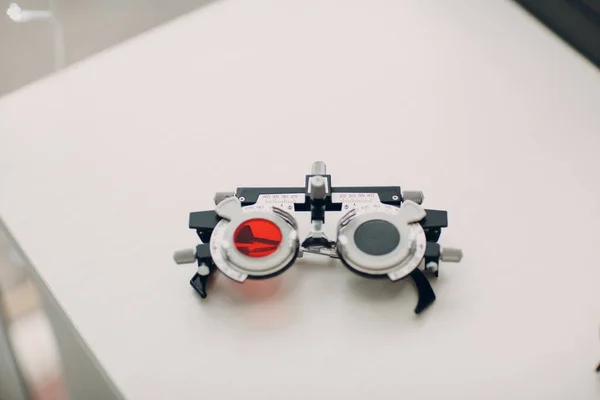 Optometrista diottria presso il salone di ottica — Foto Stock