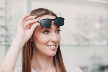 Siyah gözlüklü genç kadın görüş eğitimi için gözlüğe yumruk attı. delinmiş gözlük eğitmeni