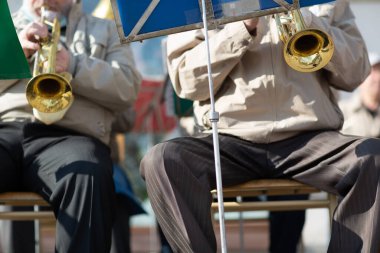 Hands müzisyeni orkestrada enstrüman çalıyor..