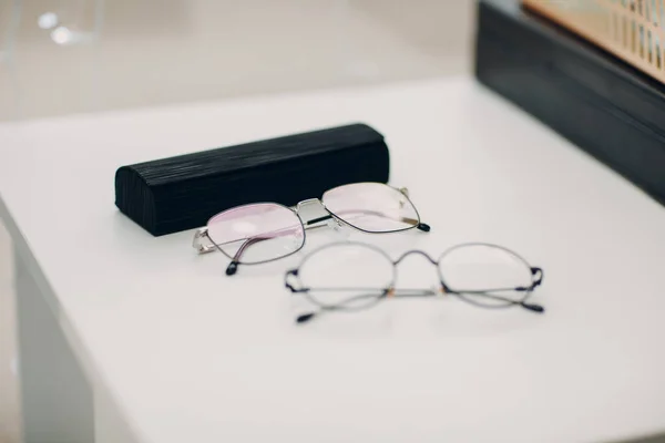Kaca lensa di atas meja. Diopter transparan kacamata mata — Stok Foto