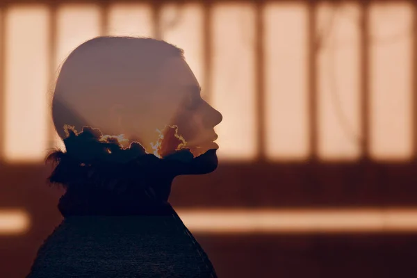 Dupla exponálás portré gyönyörű nő naplementével a fejében — Stock Fotó