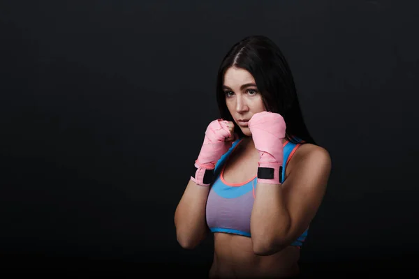 Sportman muay thai vrouw bokser portret in opleiding studio op zwarte achtergrond. — Stockfoto