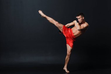 Siyah arka planda sporcu Muay Taylandlı boksör duruşu