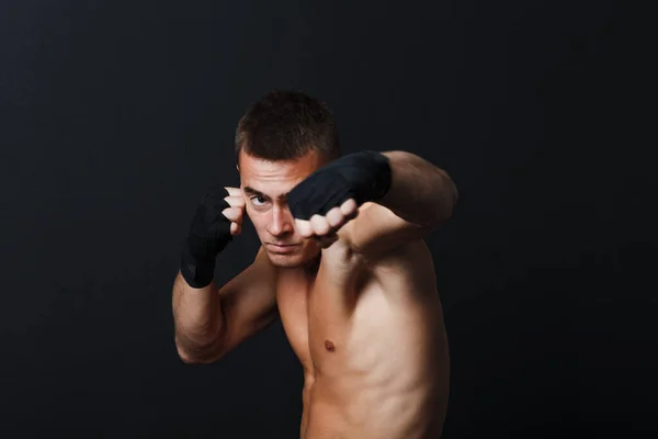 Deportista muay thai hombre boxeador postura en fondo negro —  Fotos de Stock