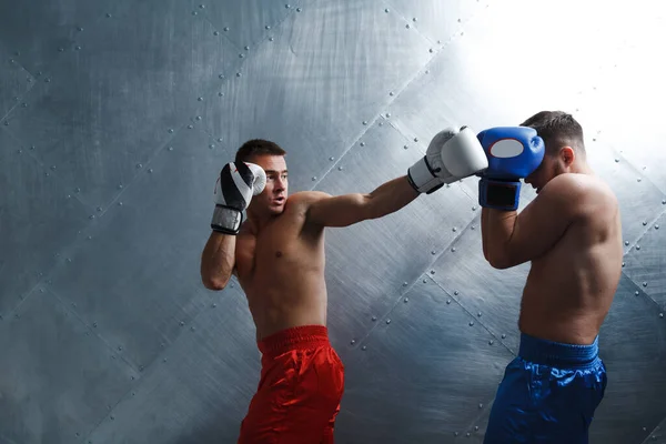 Dos hombres boxeadores luchando muay thai boxeo backfist —  Fotos de Stock