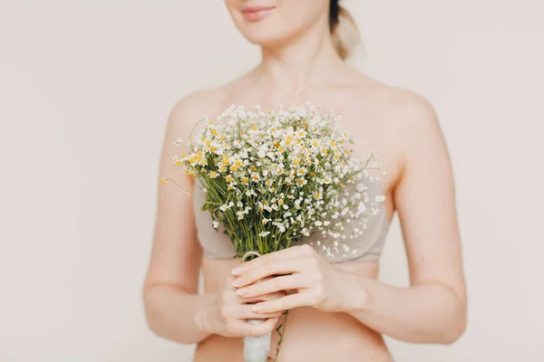 Jeune et belle femme blonde avec bouquet de camomille — Photo