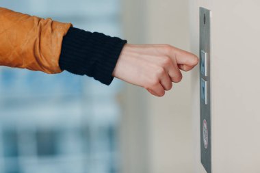 Koronavirüs pandemik covid-19 karantina konsepti sırasında işaret parmağı düğmesine bas