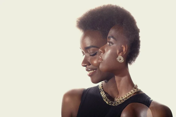 Többszörös portré fekete afro-amerikai nőről boldog mosollyal és komoly arckifejezéssel. Egészség és siker koncepció — Stock Fotó