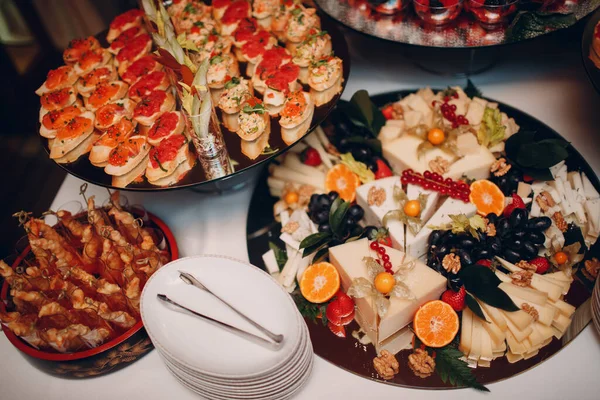 Snacks bruschetta smörgåsar med fisk och ost grönsaker på bordet catering — Stockfoto