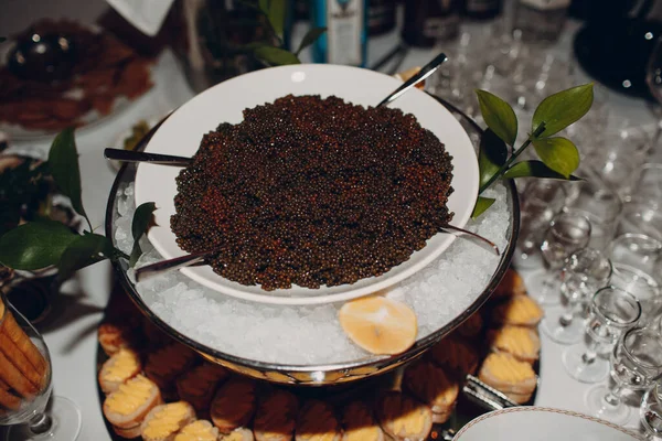 Caviar de esturjão preto na mesa em um restaurante — Fotografia de Stock