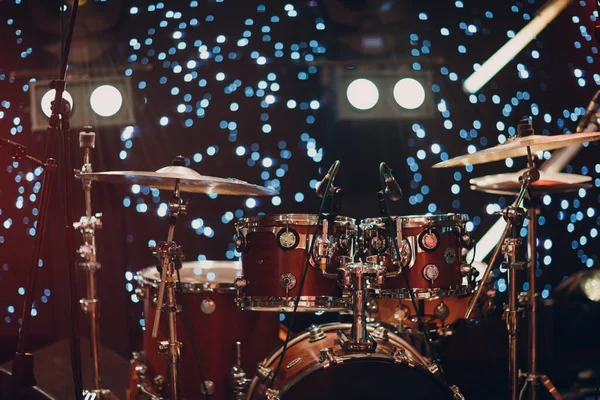 Барабани на сцені без барабанщика з нічним клубом — стокове фото