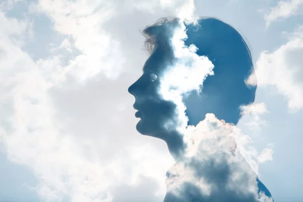 心理学の概念。日の出と女性のシルエットの頭 — ストック写真