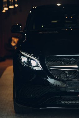 ABD - New York, 19 Mart 2019: Yeni modern Mercedes Benz AMG GLE 63 S 4MATIC bayilik salonunda