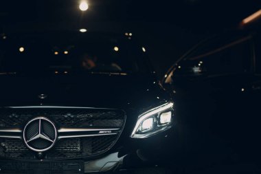 ABD - New York, 19 Mart 2019: Yeni modern Mercedes Benz AMG GLE 63 S 4MATIC bayilik salonunda