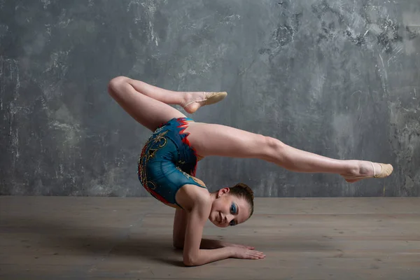 Jong meisje professionele gymnaste vrouw dans ritmische gymnastiek in studio — Stockfoto