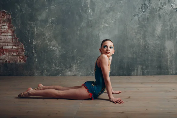 Jovem mulher ginasta profissional dança ginástica rítmica com fita no estúdio — Fotografia de Stock