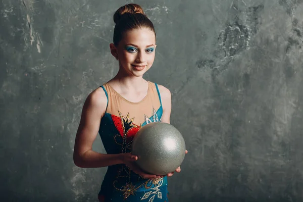 Młoda dziewczyna profesjonalna gimnastyczka portret gimnastyka rytmiczna z piłką w studio — Zdjęcie stockowe