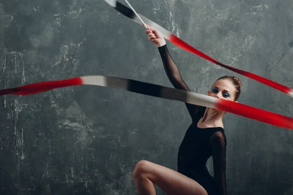 Jong meisje professionele gymnaste vrouw ritmische gymnastiek met lint in studio — Stockfoto