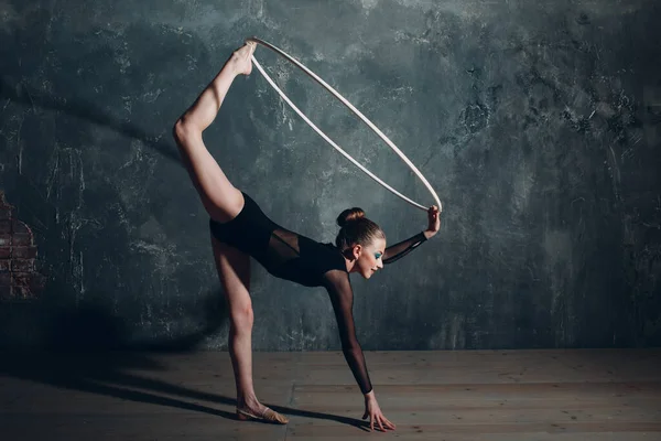 Jong meisje professionele gymnaste vrouw dans ritmische gymnastiek met hoepel in studio — Stockfoto