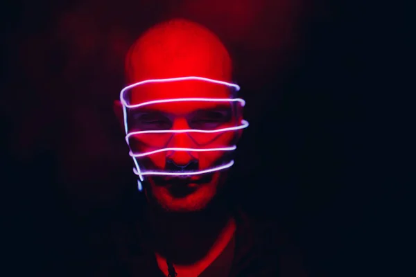 Potret manusia dengan garis cahaya neon di wajahnya. Konsep cyberpunk dan virtual reality. — Stok Foto